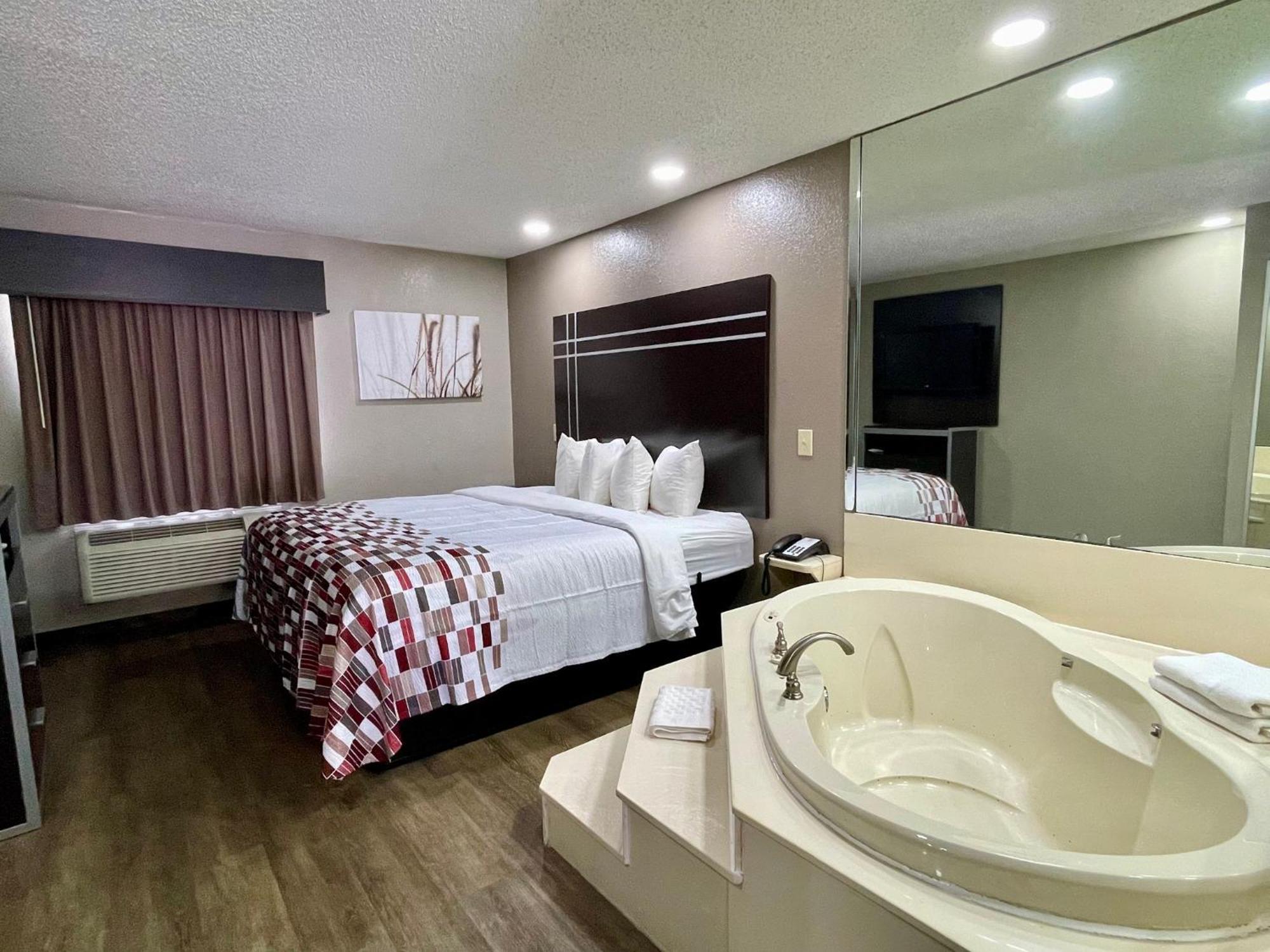 Red Roof Inn & Suites Jackson - Richland Екстер'єр фото