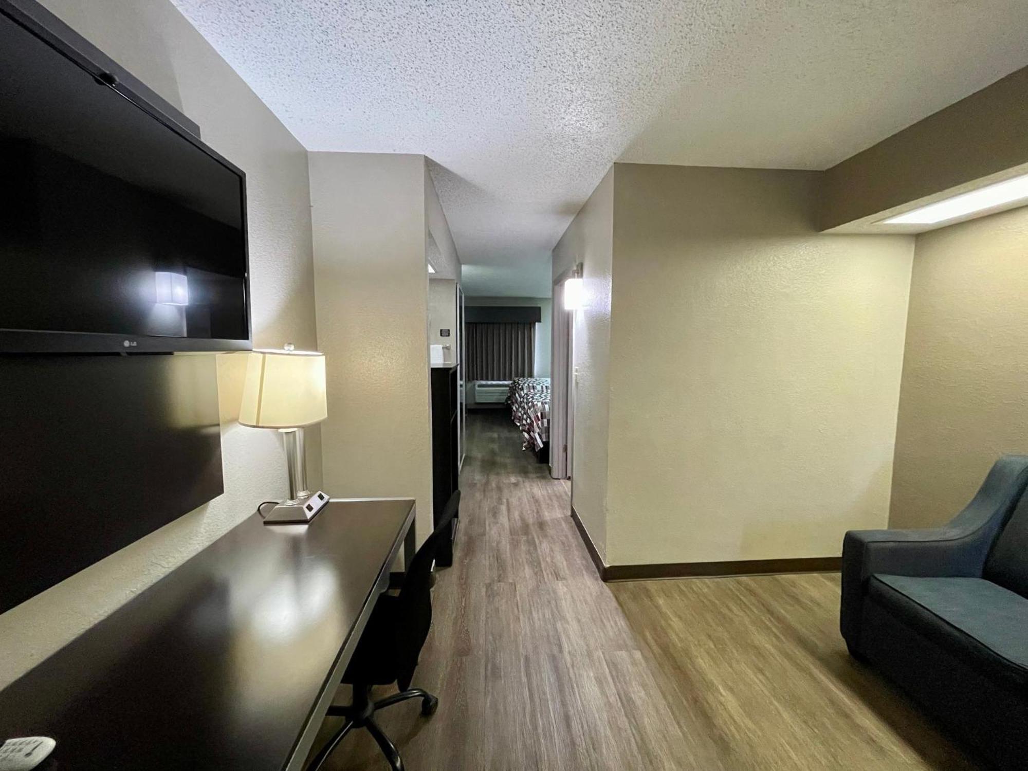 Red Roof Inn & Suites Jackson - Richland Екстер'єр фото