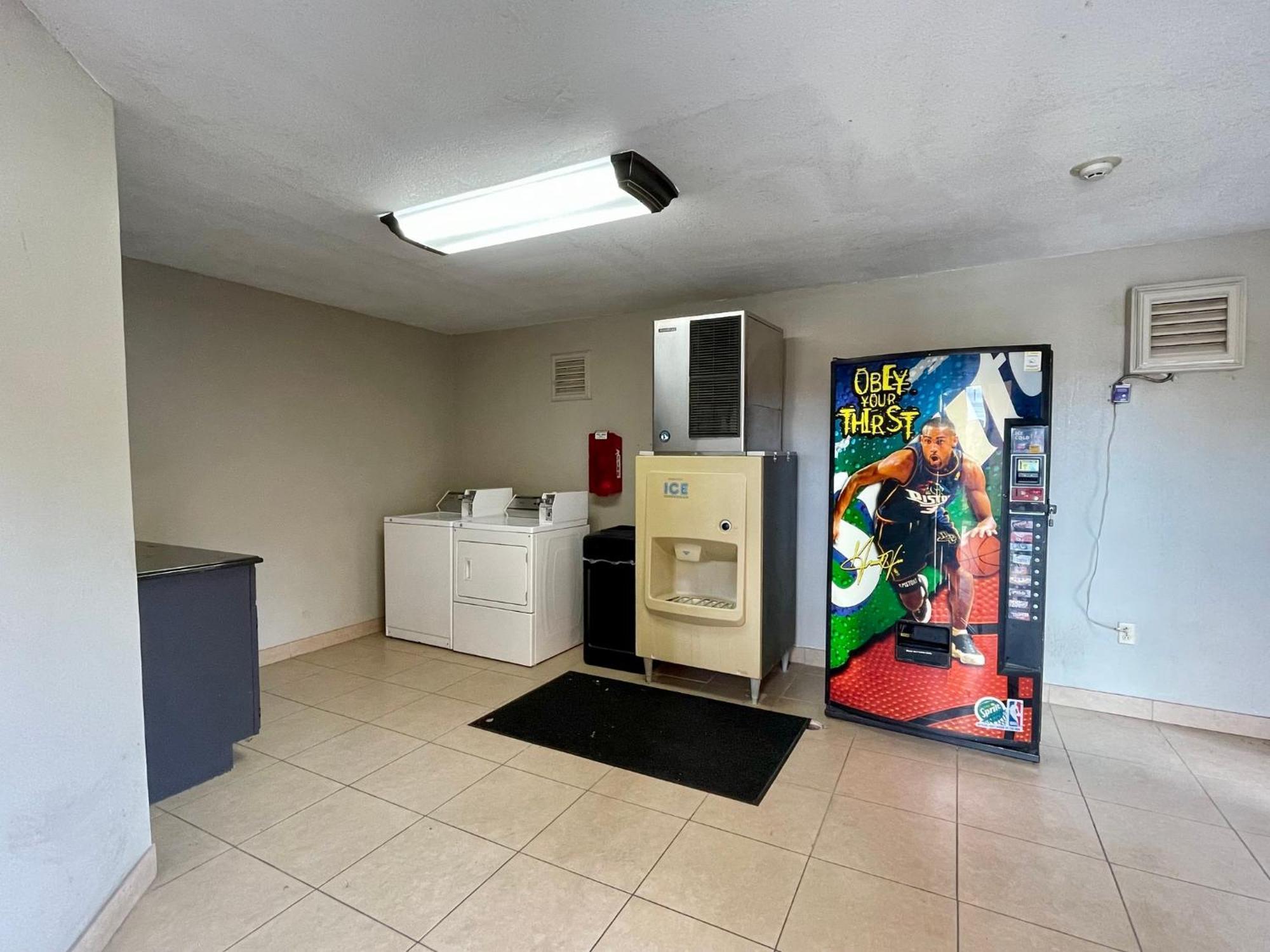 Red Roof Inn & Suites Jackson - Richland Екстер'єр фото