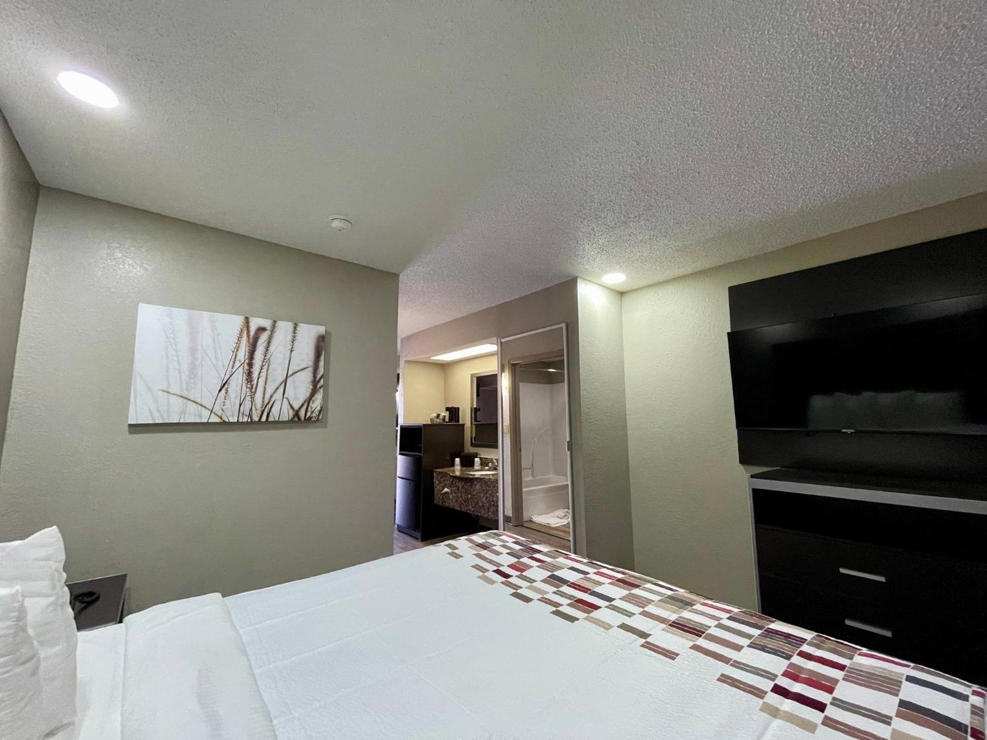 Red Roof Inn & Suites Jackson - Richland Екстер'єр фото