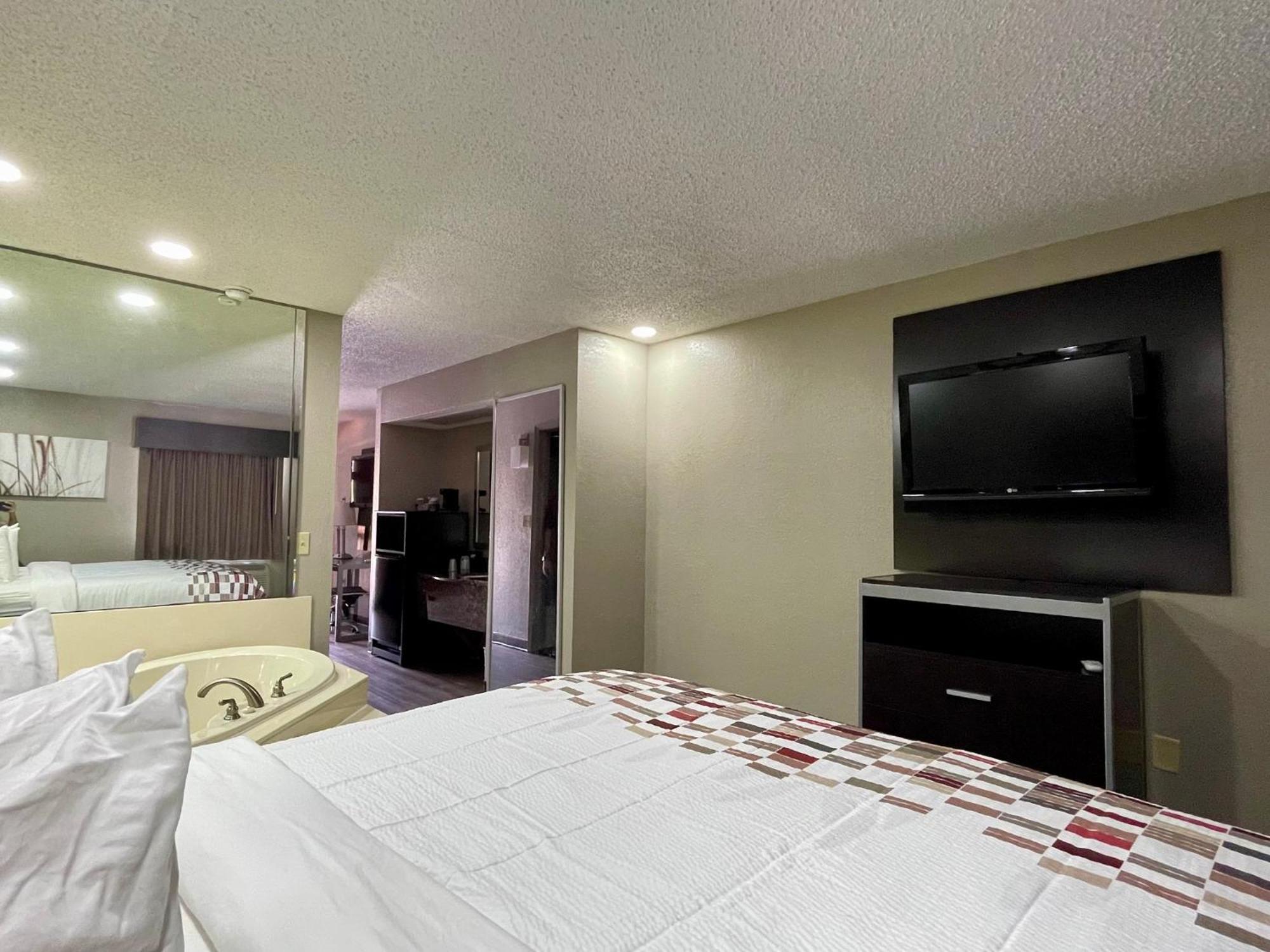Red Roof Inn & Suites Jackson - Richland Екстер'єр фото