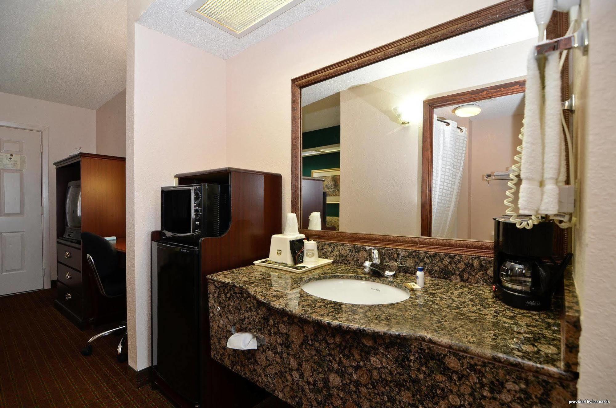 Red Roof Inn & Suites Jackson - Richland Екстер'єр фото