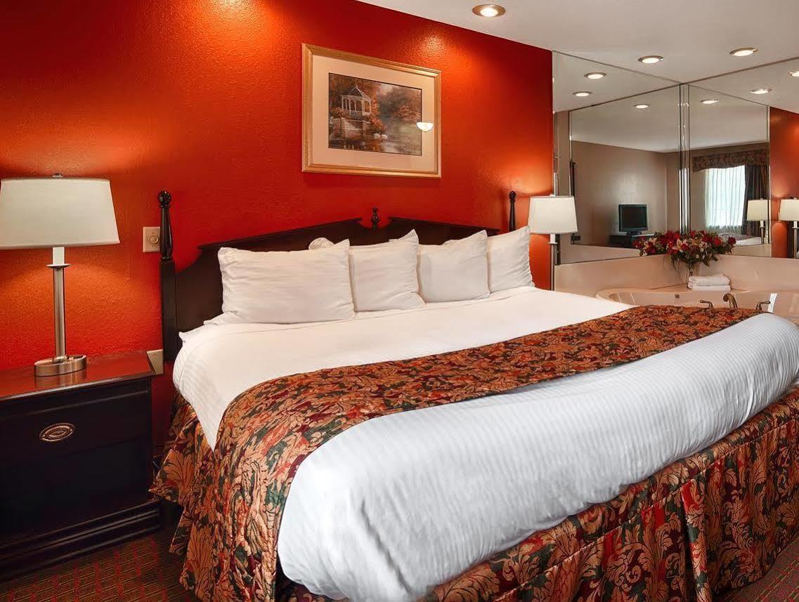 Red Roof Inn & Suites Jackson - Richland Екстер'єр фото