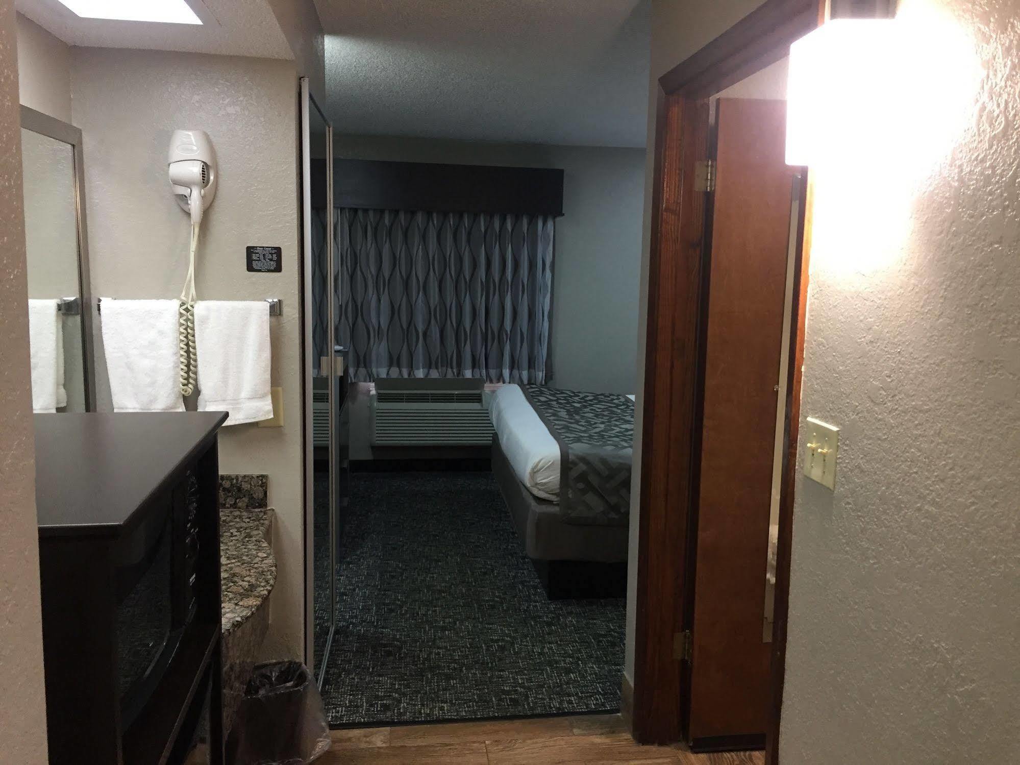 Red Roof Inn & Suites Jackson - Richland Екстер'єр фото