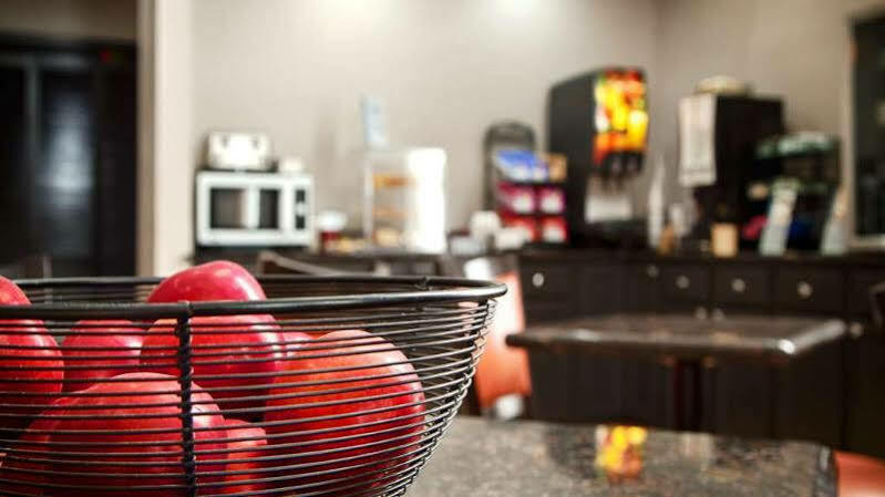 Red Roof Inn & Suites Jackson - Richland Екстер'єр фото